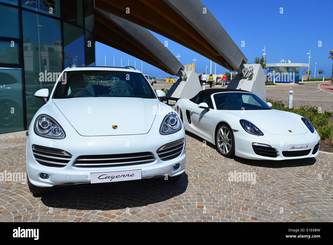 Porsche Cayenne et 911 à l'extérieur de l'Aquarium National, Qawra (Il-Qawra), Saint Paul's Bay, quartier Nord, République de Malte Banque D'Images