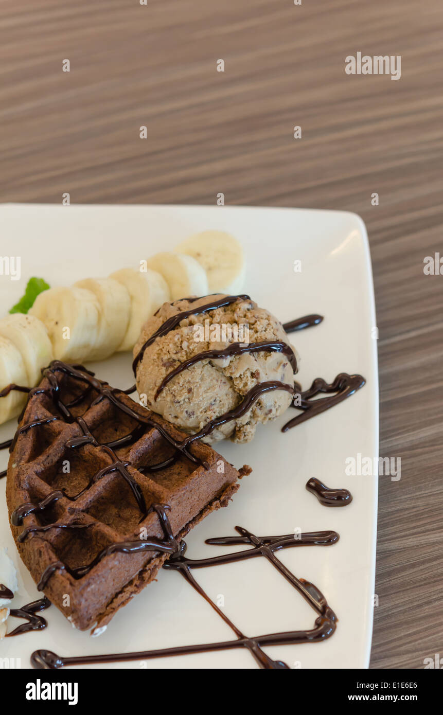Crème glacée , banane , gaufres au chocolat avec sauce au chocolat et crème fouettée Banque D'Images