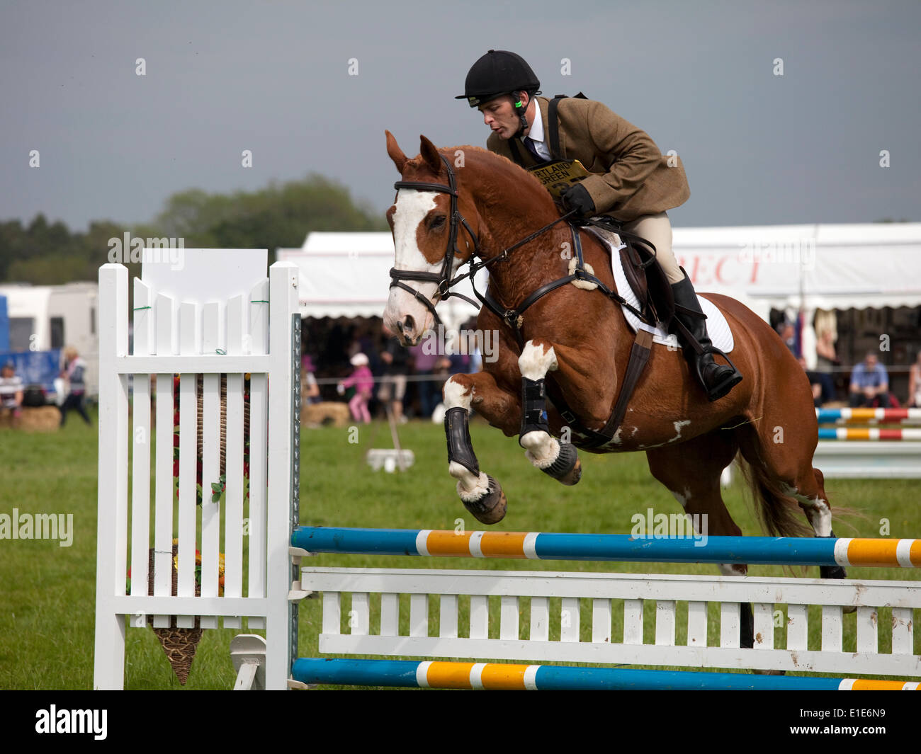 Belsay, UK. 01 Juin, 2014. Un concurrent dans la section saut d'efface un saut lors de la deuxième journée d'essais 2014 Cheval Belsay, organisé pour la deuxième année consécutive en raison de Belsay château dans le Northumberland, en Angleterre. Belsay château est géré par l'English Heritage et est ouvert au public toute l'année. Credit : AC Images/Alamy Live News Banque D'Images