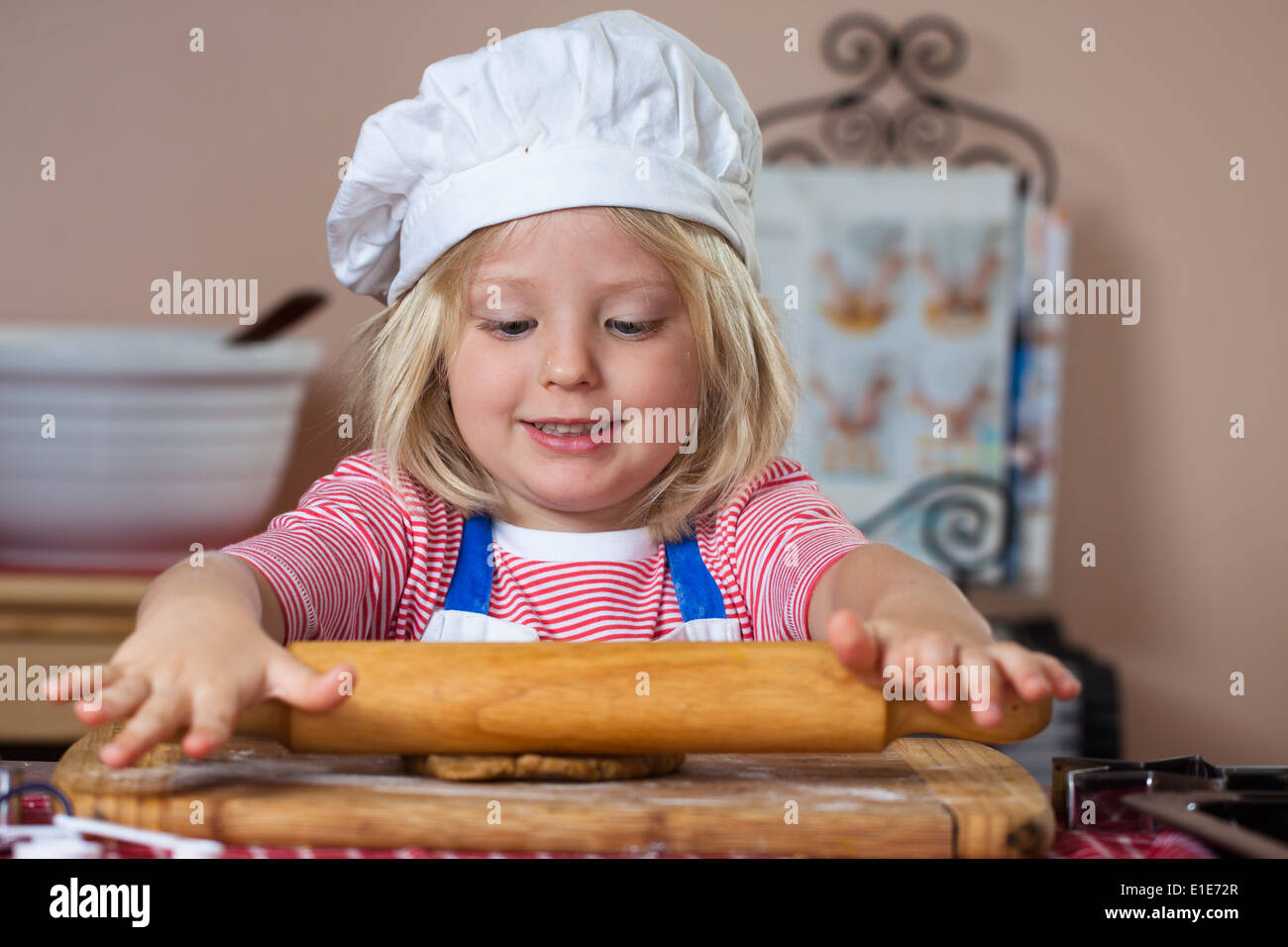 Un jeune garçon est la cuisson et le déploiement d'une pâte d'ÉPICE Banque D'Images