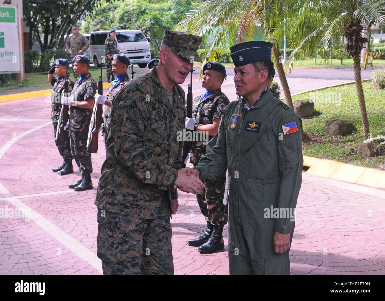 U.S. Marine Corps Brig. Le Général Mark Brilakis, commandant de la 3e brigade expéditionnaire de marines, l'armée de l'air philippine accueille Banque D'Images