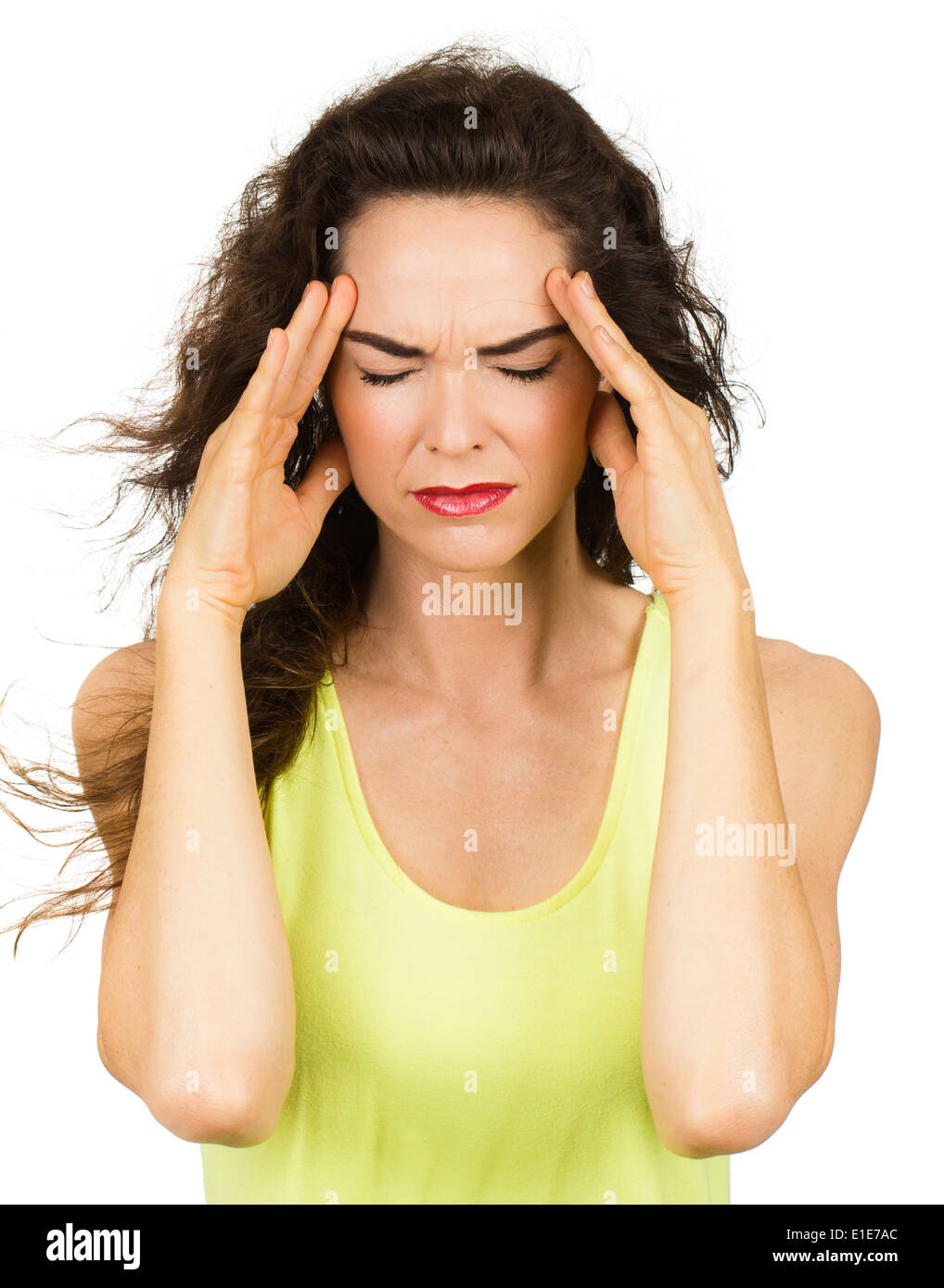 Une femme avec un mauvais mal de tête ou migraine. isolé sur blanc. Banque D'Images