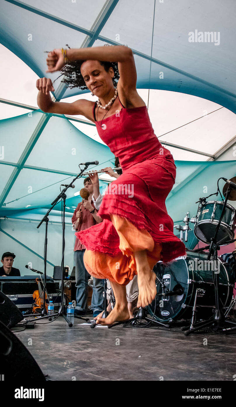 Exeter, Royaume-Uni. 01 Juin, 2014. Denise Rowe de Ombiviolum au cours de danse du Festival 2014 à l'égard d'Exeter Belmont Park Crédit : Exeter Clive Chilvers/Alamy Live News Banque D'Images