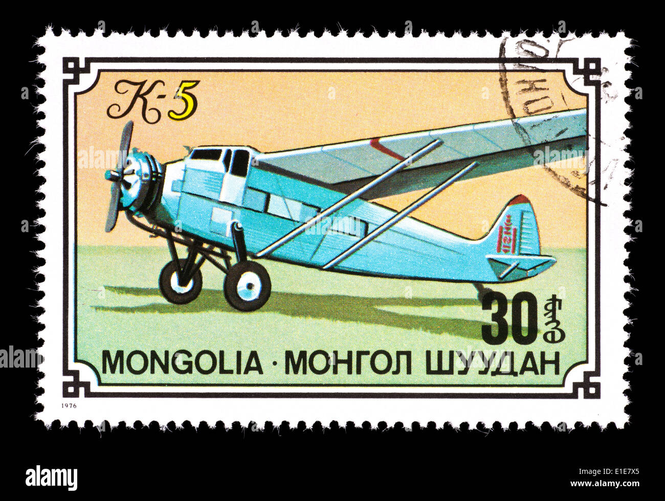 Timbre-poste de la Mongolie représentant un K-5 avion en vol. Banque D'Images