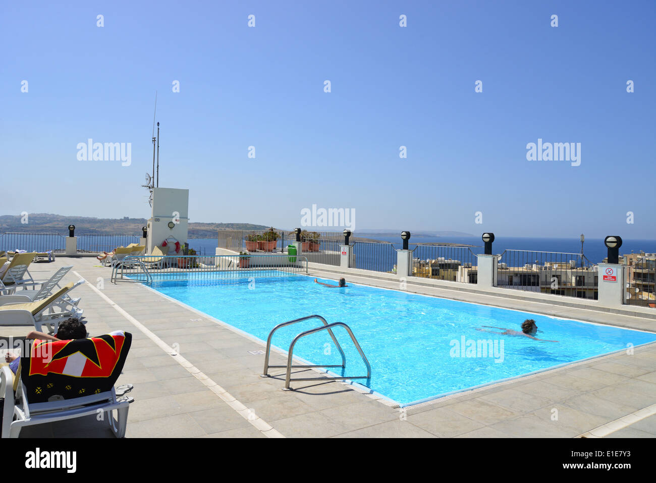 Hôtel Santana piscine du toit, Qawra (Il-Qawra), Saint Paul's Bay, quartier Nord, Malte Majjistral, République de Malte Banque D'Images