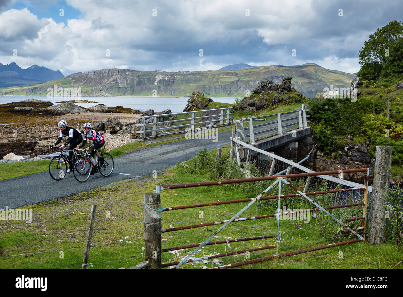 Paire de cyclistes traversent un pont de pays de l'île de Skye Banque D'Images