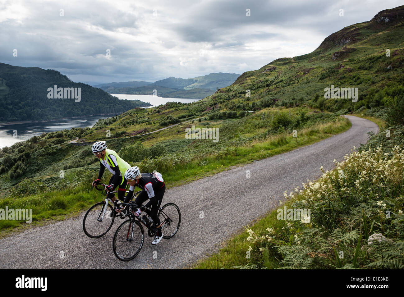 Paire de cyclistes roulent un chemin à travers la campagne sur l'île de Skye Banque D'Images