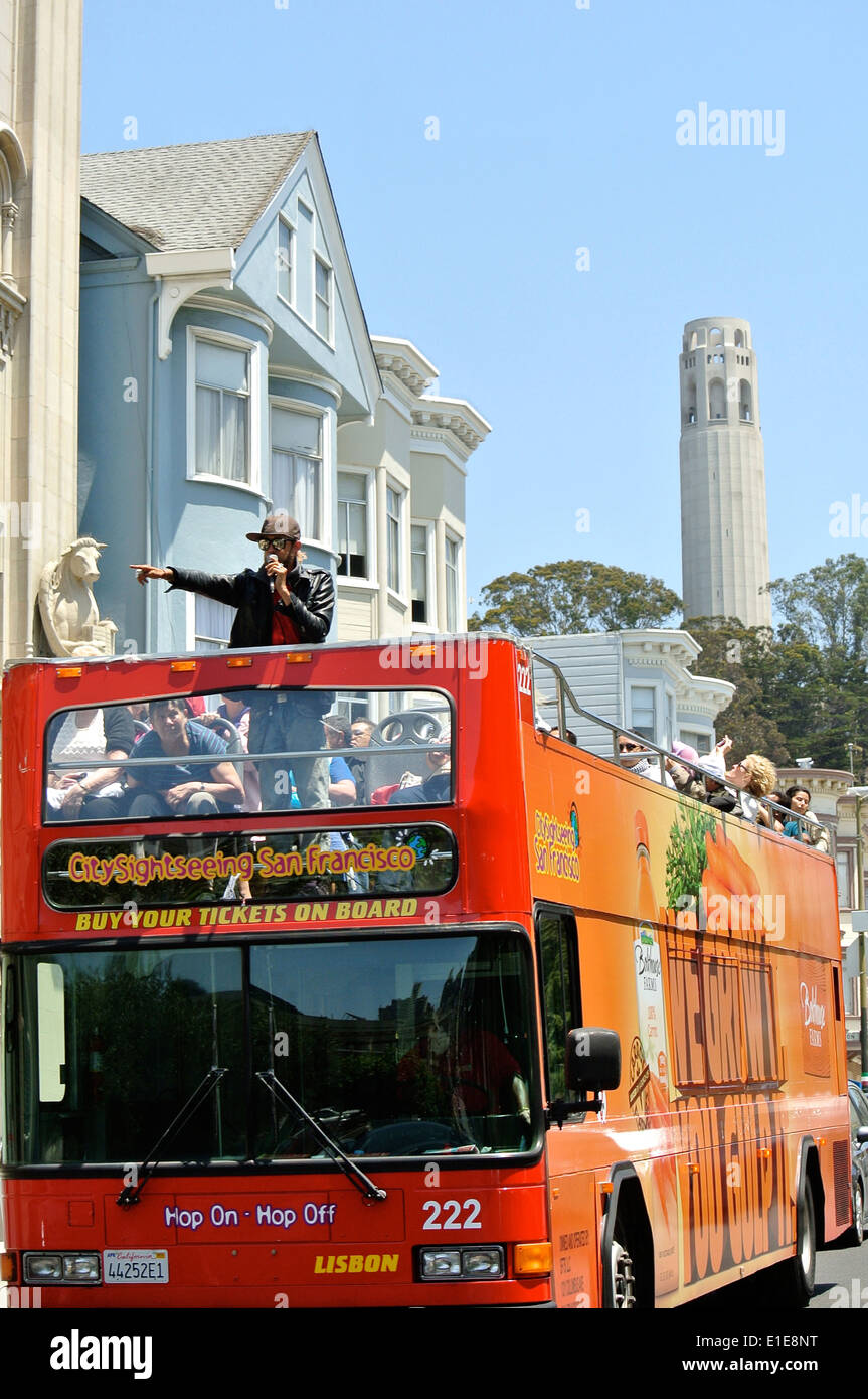 On off tour bus guides guide des touristes dans North Beach à San Francisco Banque D'Images