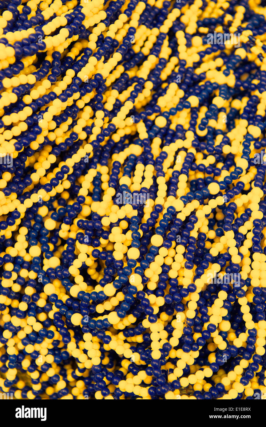 Carnaval de perles décorations dans Pelourinho Salvador de Bahia Brésil en jaune et bleu full frame abstract background Banque D'Images