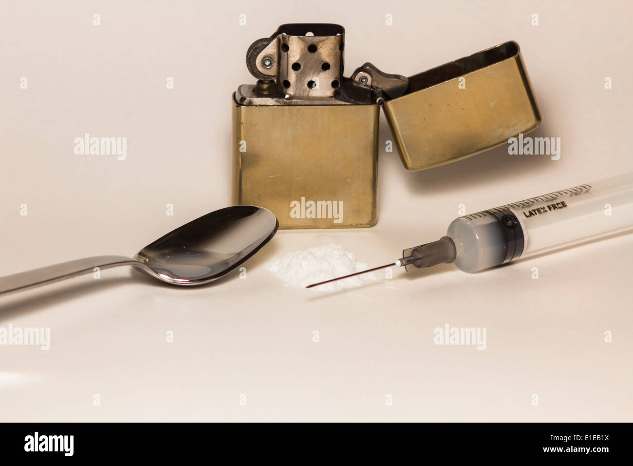 Plus léger, une cuillère et de l'héroïne, à l'aide d'une seringue pour  l'injection Photo Stock - Alamy
