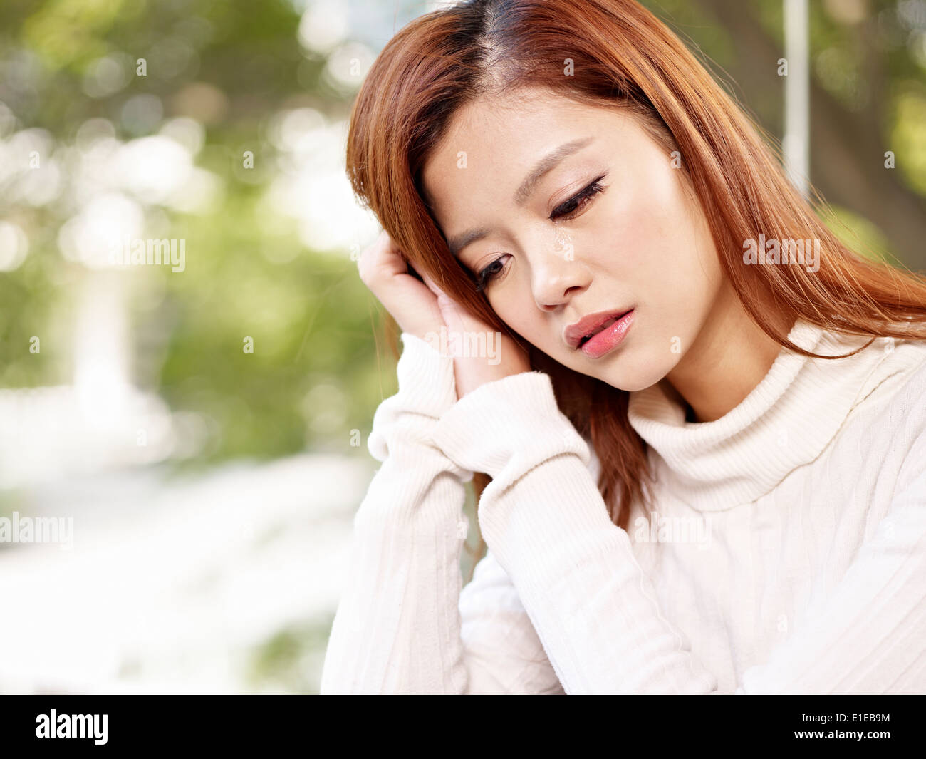 Young Asian woman crying Banque D'Images