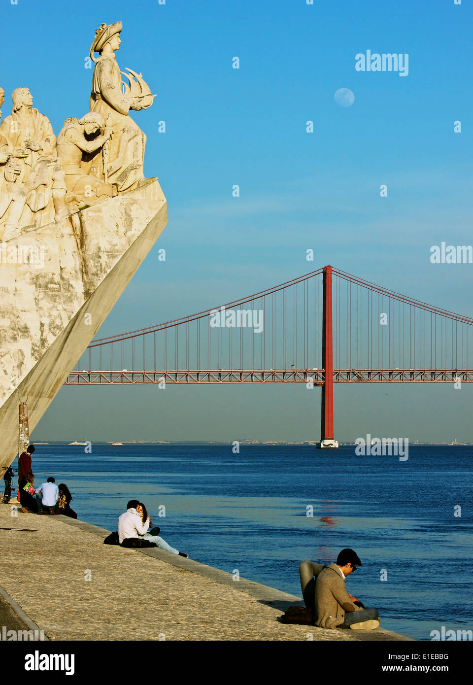 Tage scène avec les touristes, Monument des Découvertes, le 25 avril et le pont de lune, Lisbonne Portugal Europe de l'ouest Banque D'Images