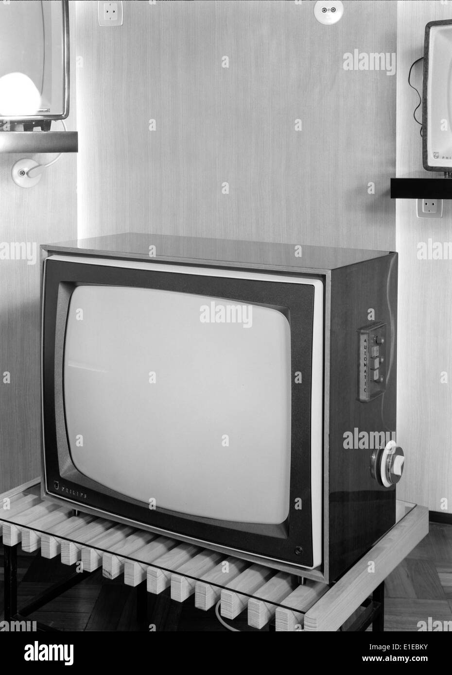 Photographie d'un téléviseur des années 1950 ou 1960 au Portugal, montrant les débuts de la conception et de la technologie du divertissement à domicile pendant cette période. Banque D'Images Photographie d'un téléviseur des années 1950 ou 1960 au Portugal, montrant les débuts de la conception et de la technologie du divertissement à domicile pendant cette période. Banque D'Images