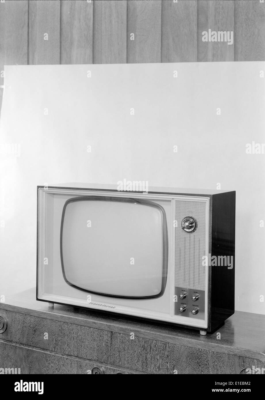 Televisor, capturé par Horácio Novais, présente l'évolution de la technologie de la télévision au Portugal au cours des années 1950 et 1960, marquant un changement significatif dans la consommation des médias. Banque D'Images Televisor, capturé par Horácio Novais, présente l'évolution de la technologie de la télévision au Portugal au cours des années 1950 et 1960, marquant un changement significatif dans la consommation des médias. Banque D'Images