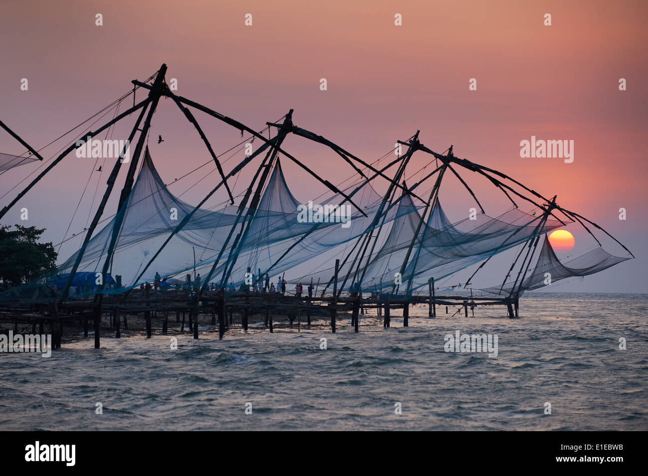 L'Inde, Etat du Kerala, fort Cochin ou Kochi, filets de pêche chinois Banque D'Images