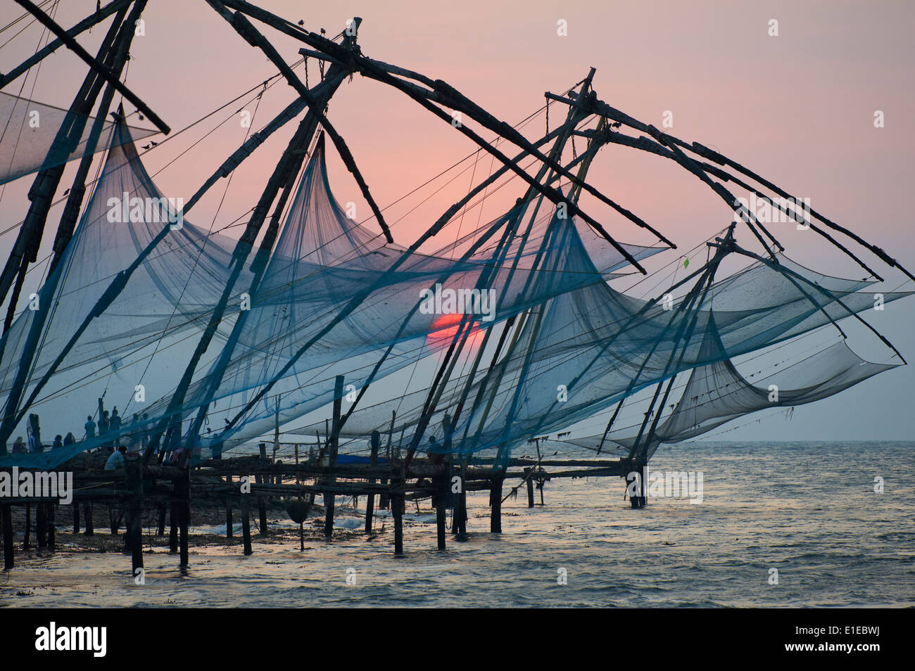 L'Inde, Etat du Kerala, fort Cochin ou Kochi, filets de pêche chinois Banque D'Images