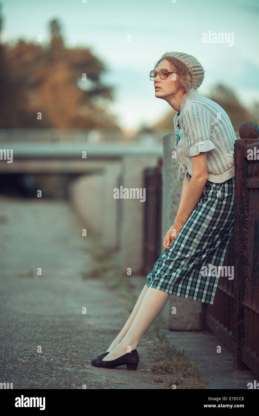 Funny Girl avec des lunettes et une robe vintage en plein air Banque D'Images