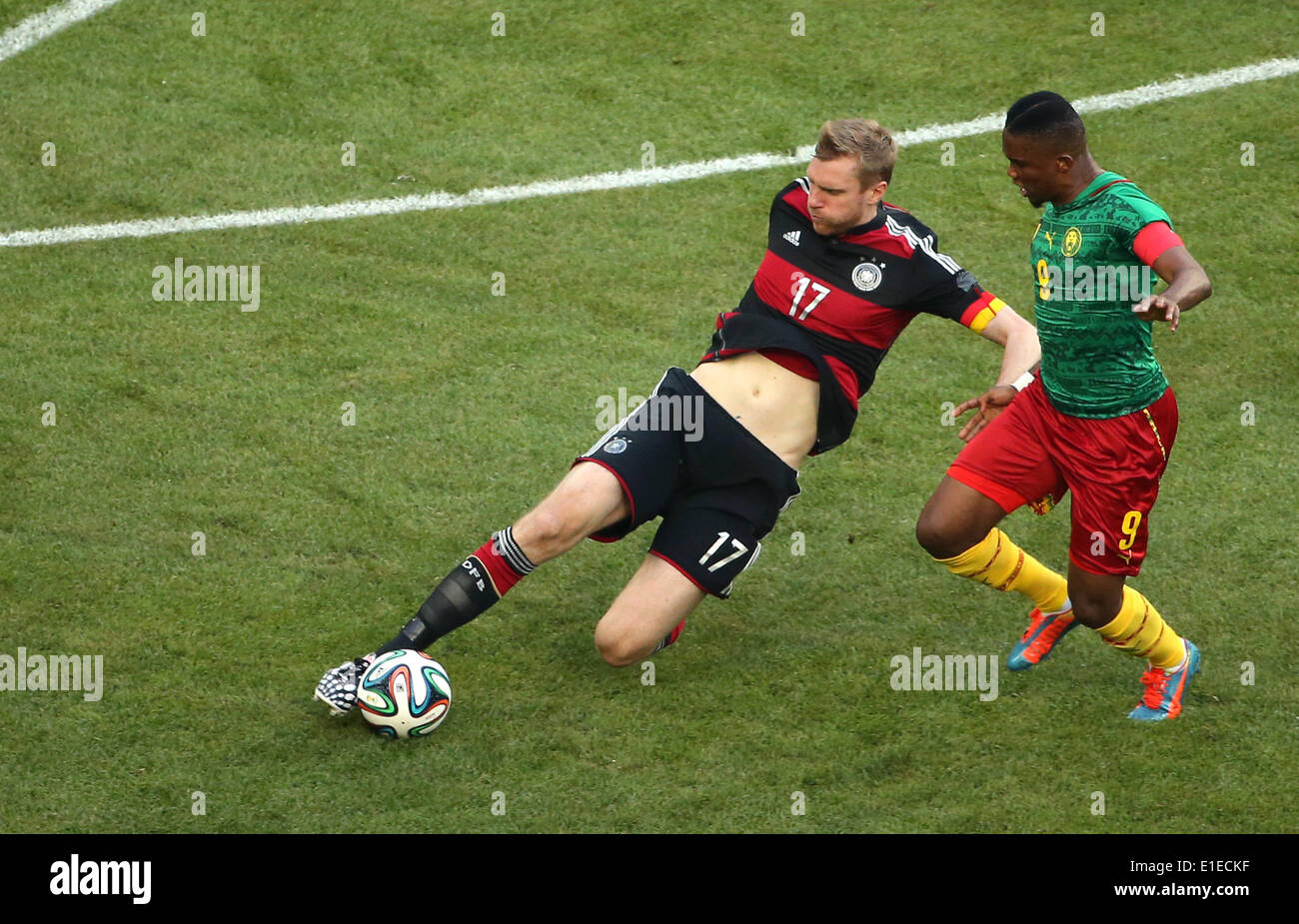 L'Allemagne par Mertesacker (L) en action contre le Camerounais Samuel Eto'o au cours de la match de football amical entre l'Allemagne et le Cameroun au Borussia Park Stadium à Moenchengladbach, Allemagne, 01 juin 2014. Photo : afp/Vennenbernd Rolf Banque D'Images