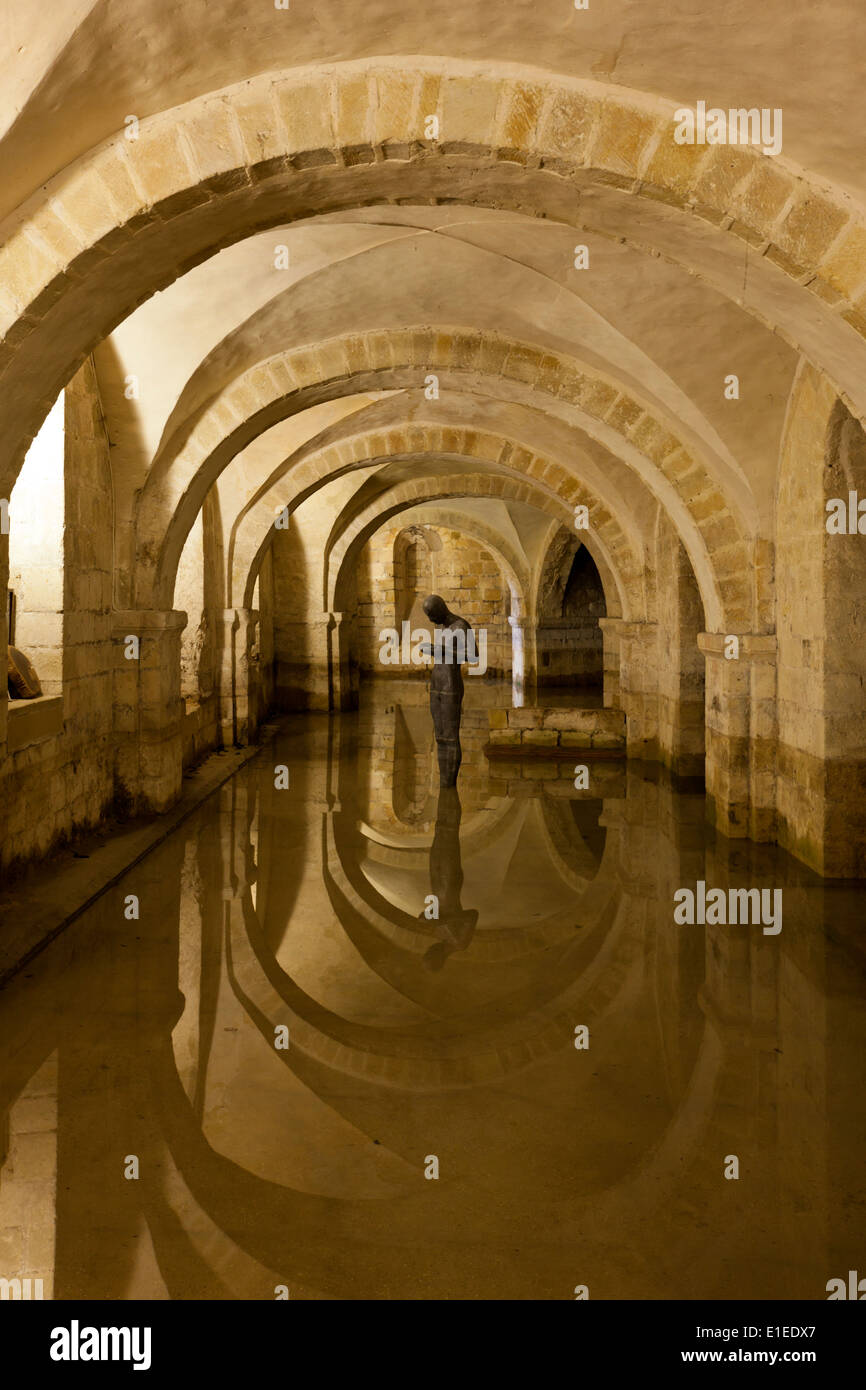 Crypte de la cathédrale de Winchester inondées avec la statue 'Sound II' par Antony Gormley Banque D'Images