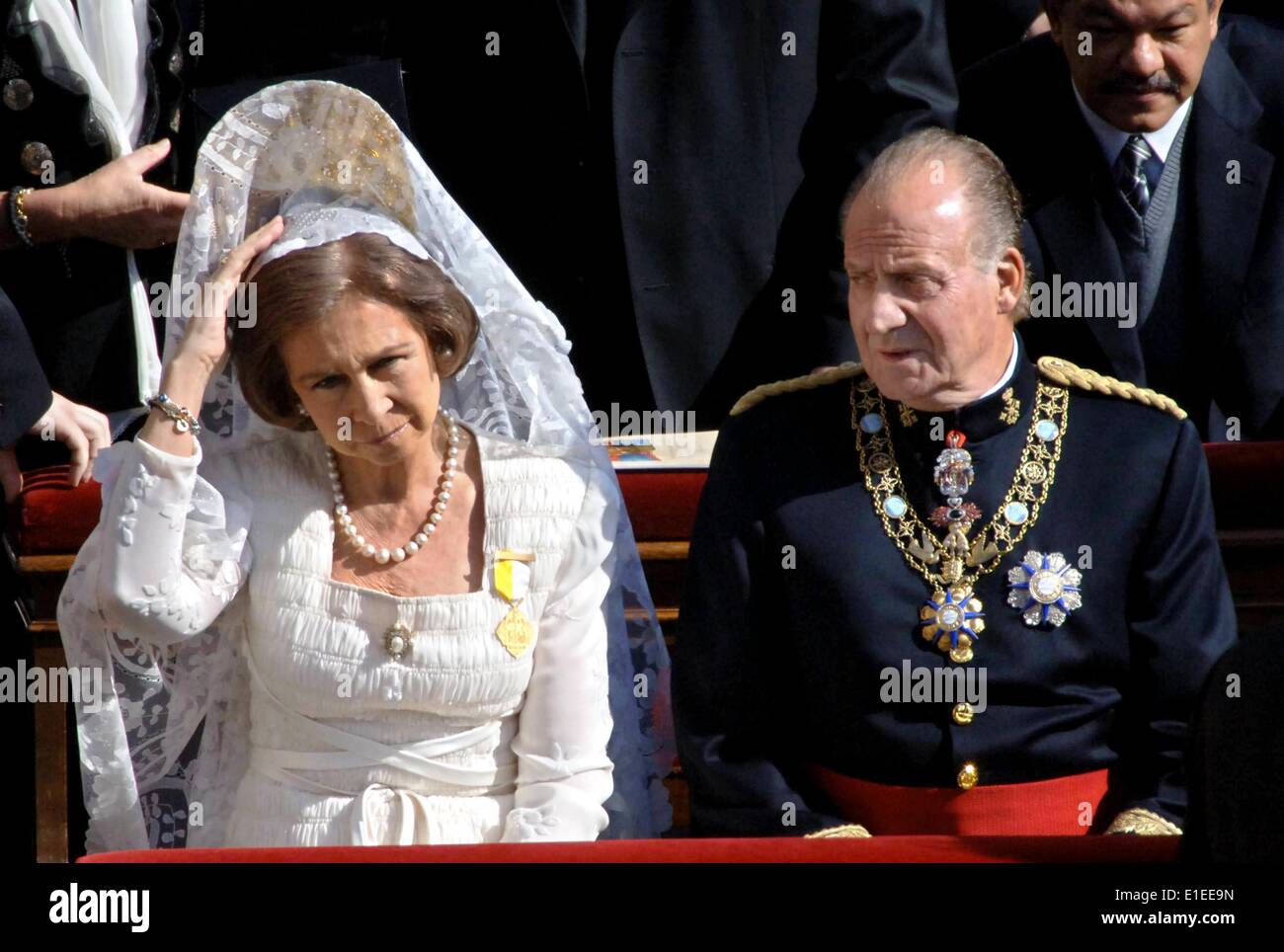 (Afp) - Le Roi Juan Carlos d'Espagne et de son épouse la reine Sophia prendre part dans le service de l'église sur la Place Saint Pierre au Vatican, à Rome, Italie, 24 avril 2005. Le pape Benoît XVI a été nommé le nouveau chef de l'église catholique romaine, aujourd'hui, le dimanche 24 avril 2005. Banque D'Images