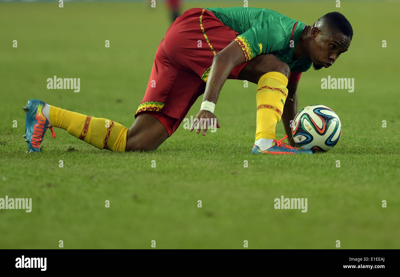 Moenchengladbach, Allemagne. 01 Juin, 2014. Le Camerounais Samuel Eto'o passe le ballon pendant le match de football entre l'Allemagne et le Cameroun au Borussia Park Stadium à Moenchengladbach, Allemagne, 01 juin 2014. Photo : Federico Gambarini/dpa/Alamy Live News Banque D'Images