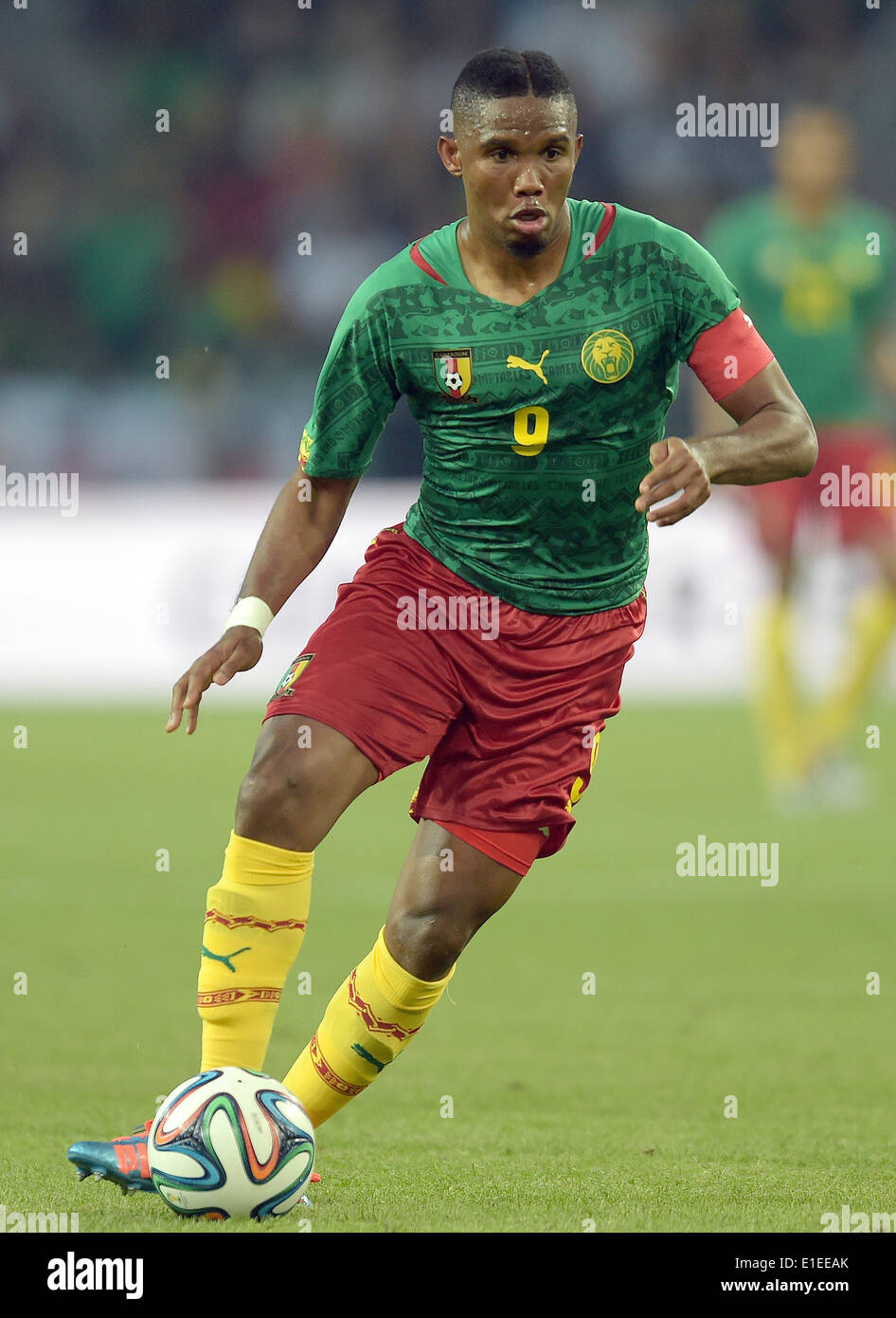 Moenchengladbach, Allemagne. 01 Juin, 2014. Le Camerounais Samuel Eto'o passe le ballon pendant le match de football entre l'Allemagne et le Cameroun au Borussia Park Stadium à Moenchengladbach, Allemagne, 01 juin 2014. Photo : Federico Gambarini/dpa/Alamy Live News Banque D'Images