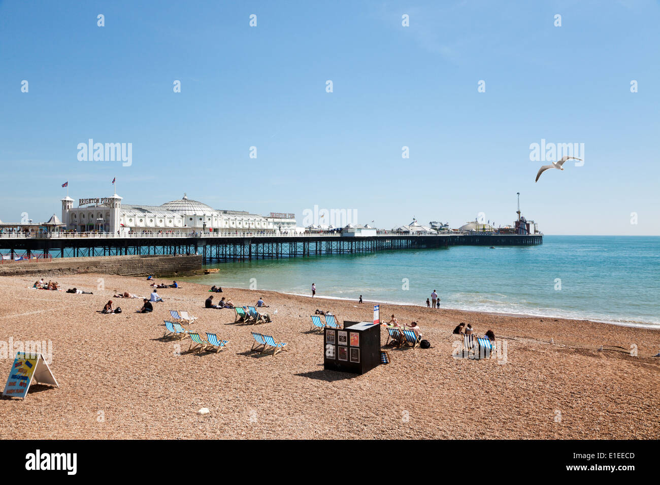 Les gens se détendre à la plage à côté de la jetée de Brighton, East Sussex, UK Banque D'Images