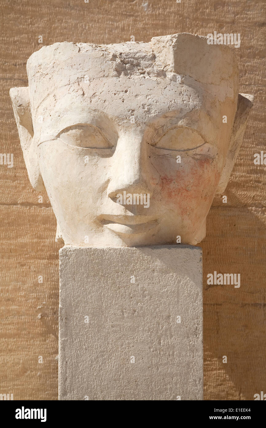 Statue antique au Temple de la reine Hatshepsout, à Deir el-Bahari, Egypte Banque D'Images