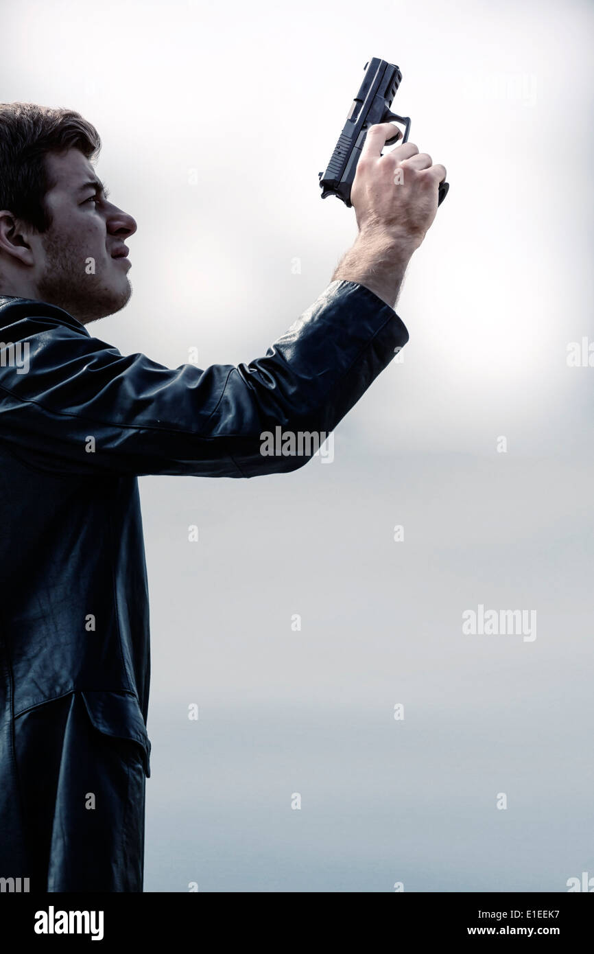 Le but d'un homme avec une arme à feu Banque D'Images