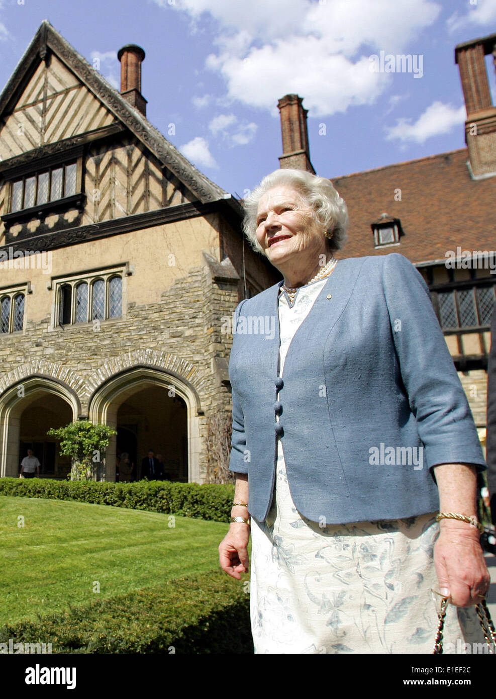 Fichier - Un fichier photo datée du 04 mai 2006 montre la fille de Winston Churchill, Lady Mary Soames, en face de Cecilienhof à Potsdam, en Allemagne. Cecilienhof est célèbre pour avoir été l'emplacement de la Conférence de Potsdam en 1945, dans lequel les dirigeants de l'Union soviétique, le Royaume-Uni et les États-Unis ont pris des décisions importantes affectant la forme d'après-Seconde Guerre mondiale en Europe et en Asie. Photo : Jan Woitas Banque D'Images