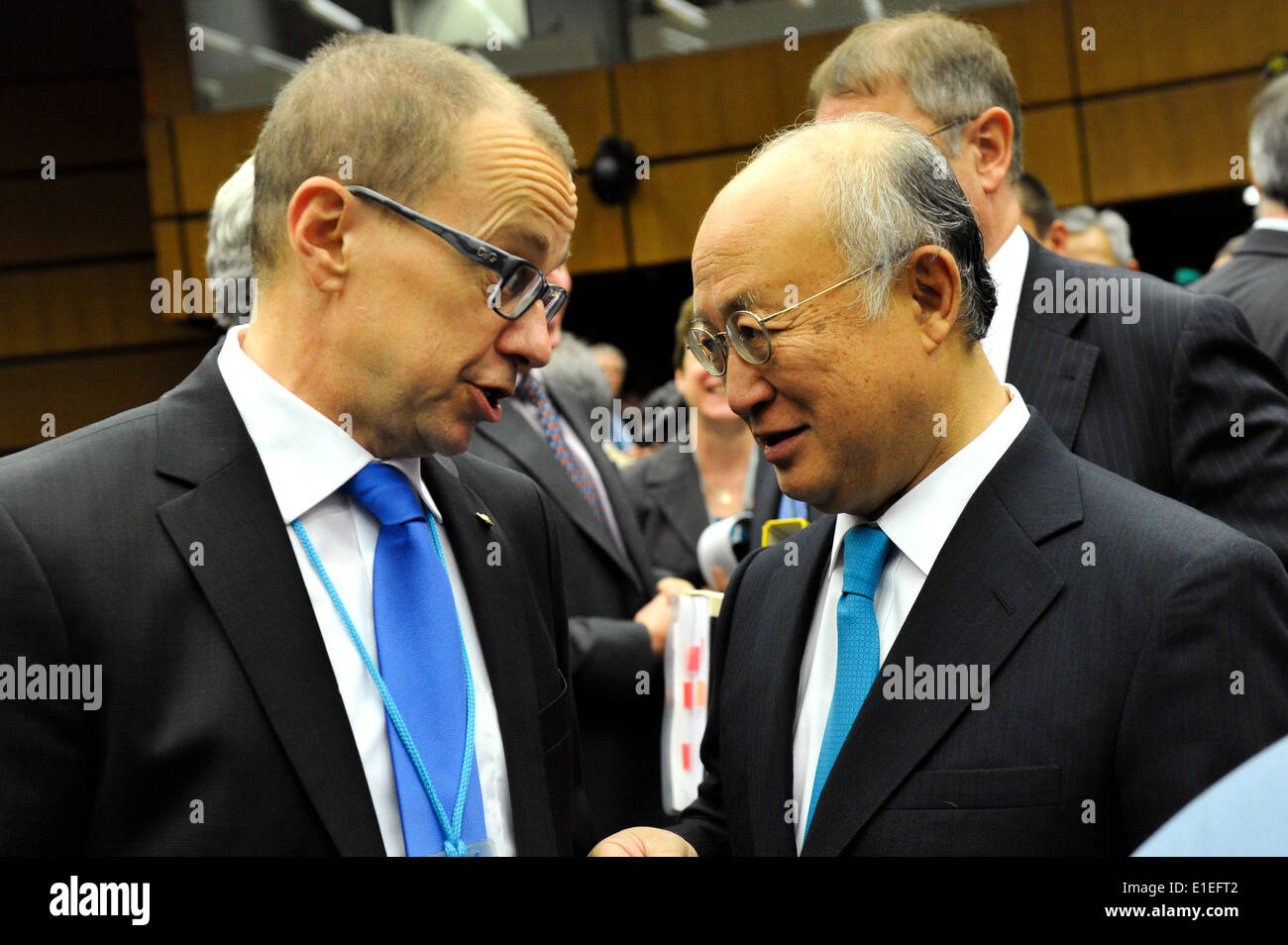 Vienne, Autriche. 2 juin, 2014. Directeur général de l'Agence internationale de l'énergie atomique (AIEA) Yukiya Amano (R) des entretiens avec le directeur général adjoint de l'AIEA Tero Varjoranta avant le début du Conseil des gouverneurs de l'AIEA, tenue à Vienne, Autriche, le 2 juin 2014. Credit : Qian Yi/Xinhua/Alamy Live News Banque D'Images