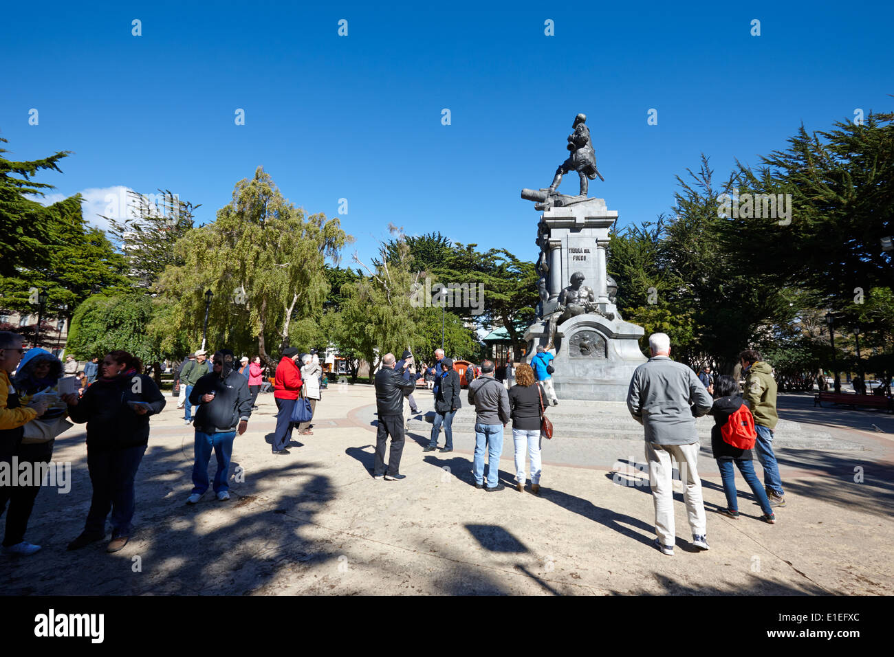 Les touristes au magellan memorial plaza munoz gamero statue dans Punta Arenas Chili Banque D'Images