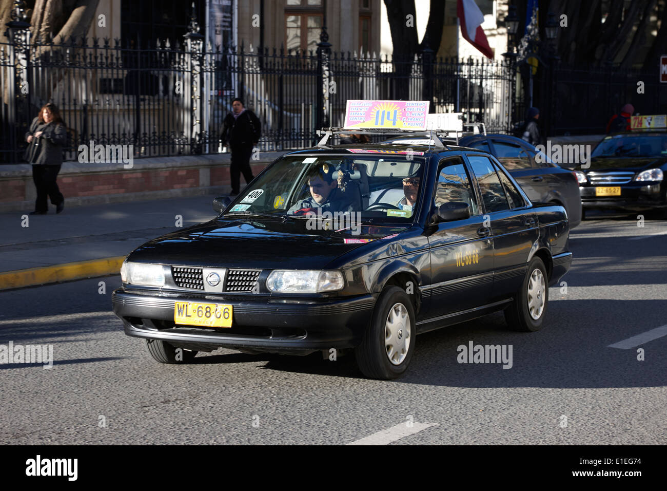 Des taxis colectivos locaux agissant comme un petit bus service transport Punta Arenas Chili Banque D'Images