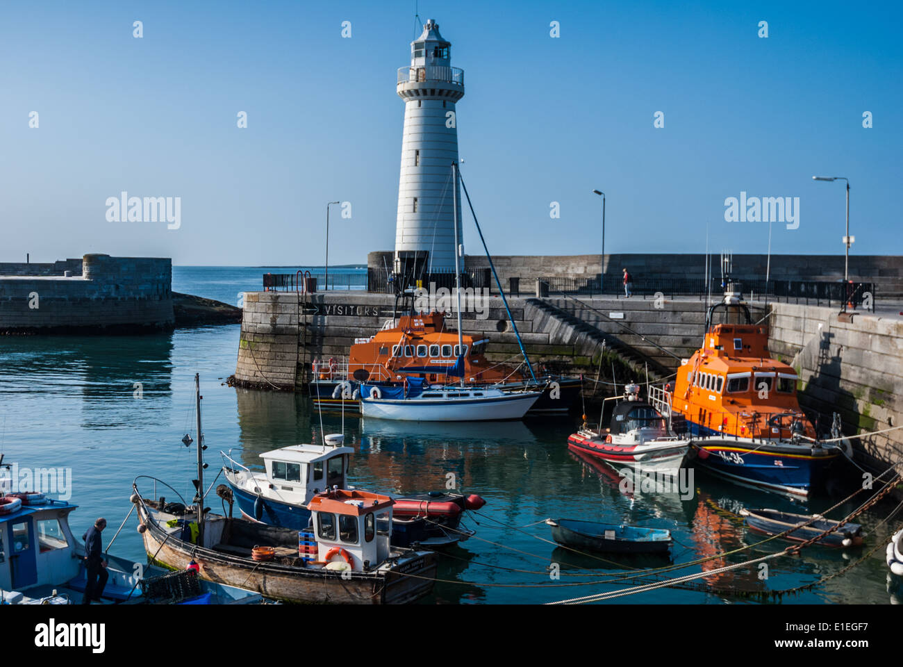 Donaghadee phare et le port. Banque D'Images