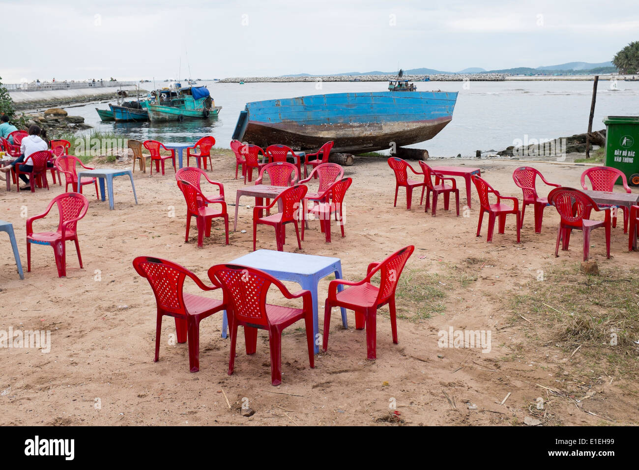 Cafe des tables et des chaises près de la plage à Duong Dong, Phu Quoc Island Vietnam Banque D'Images