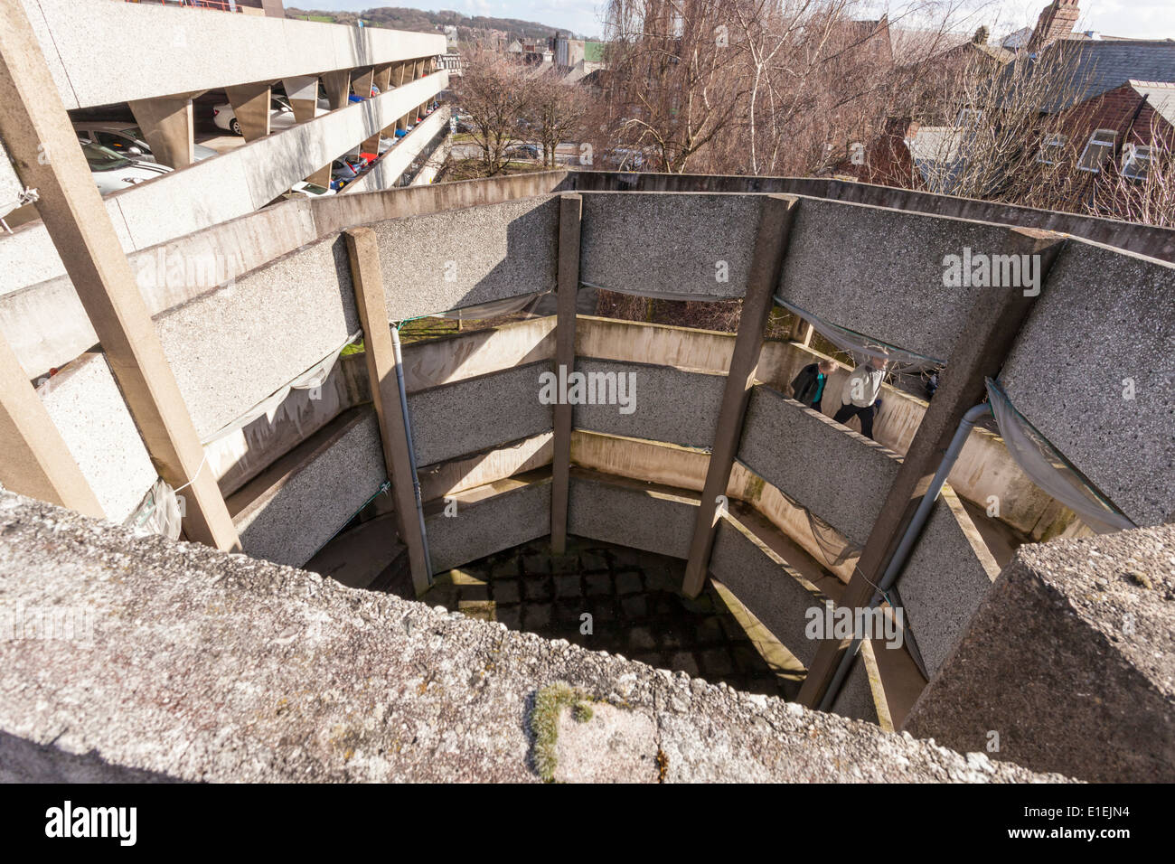 L'architecture brutaliste. Un trottoir de béton en spirale pour un parking de plusieurs étages, Chesterfield, Derbyshire, Angleterre, RU Banque D'Images