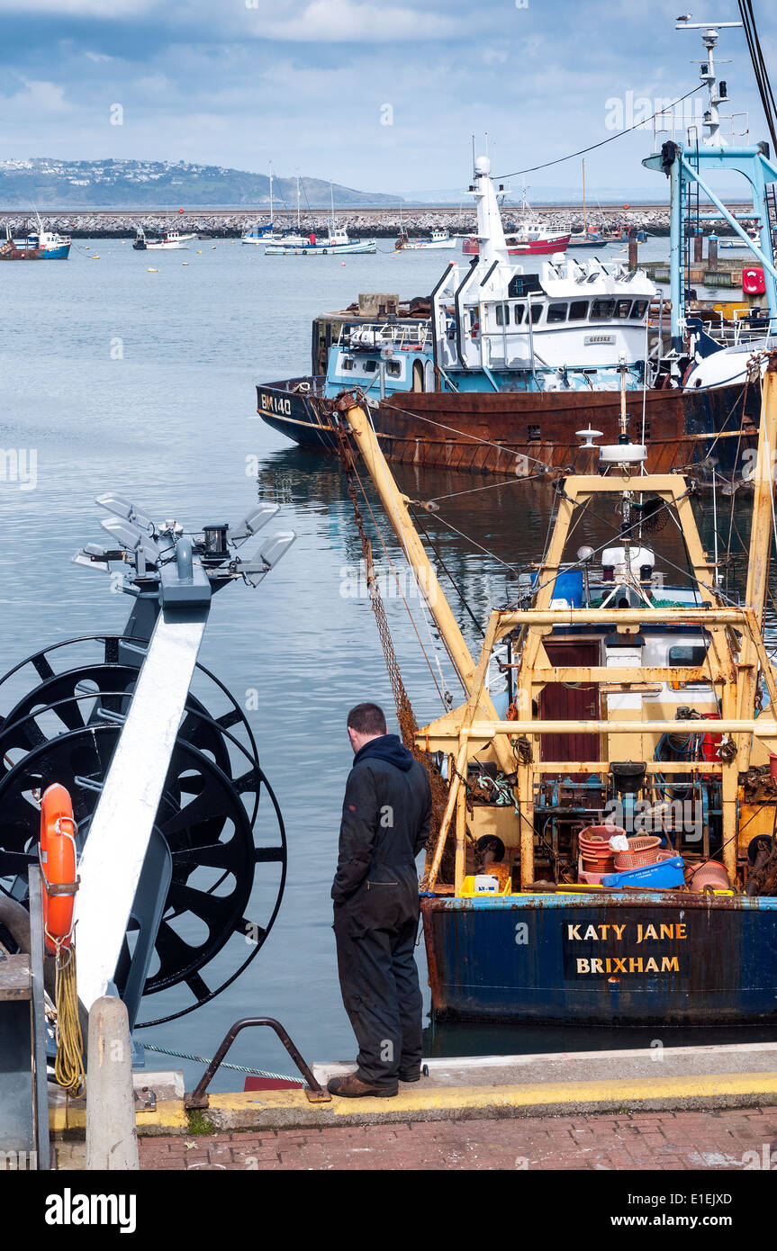 Katy Jane chalutier de faisceau à Brixham, flotte de pêche dans le port,pont,corde,trawler à Brixham Devon,mécanicien, technicien, Banque D'Images