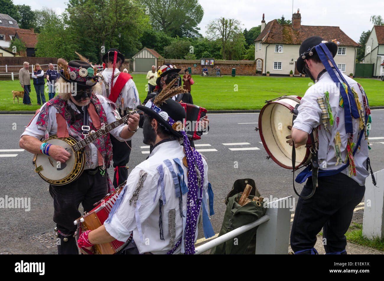 Musiciens dans le Silurien morris Fox Inn Finchingfield le 31 mai 2014. Morris dancing est une danse folk anglais d'instruments tels que ces. Le noir complet jusqu'visages sont une coutume dans la région de la frontière entre l'Angleterre et au Pays de Galles. Ces musiciens sont d'effectuer dans le morris ring festival. Banque D'Images