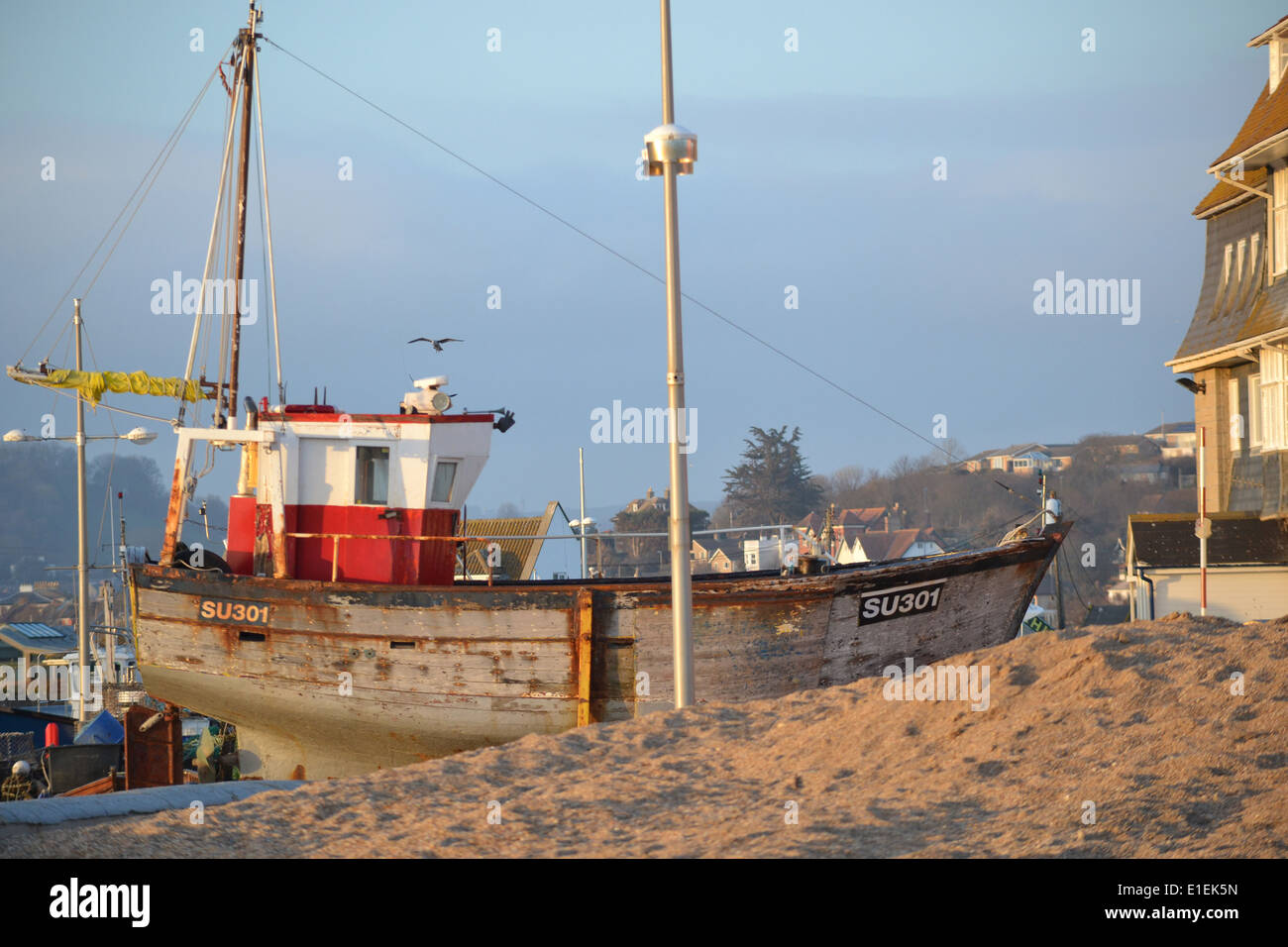 Bateau dans le port de West Bay, Bridport, Dorset, Angleterre. Banque D'Images