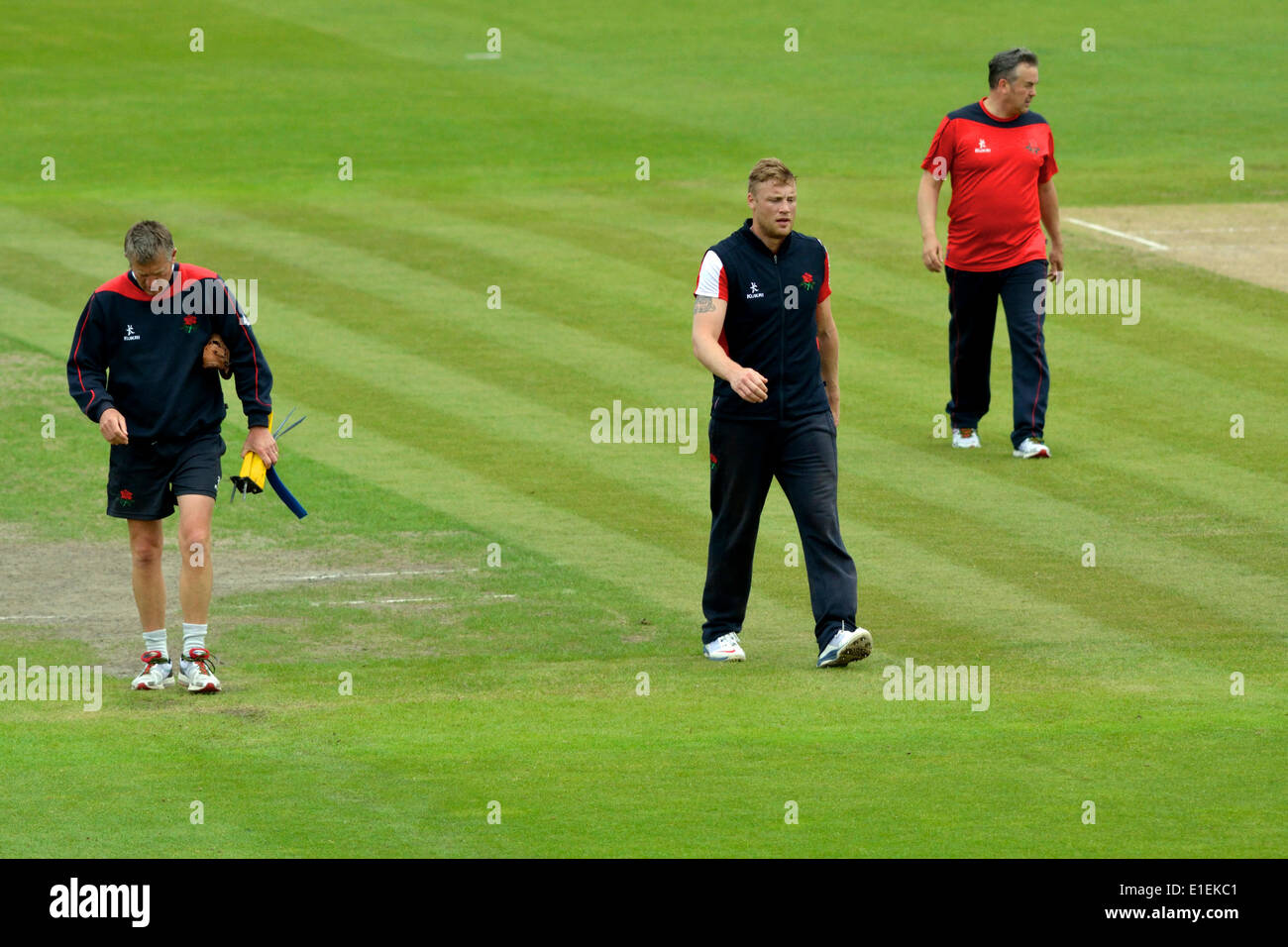 Emitates Old Trafford, Manchester, UK 2 juin 2014 Andrew Flintoff (au centre) quitte le champ après avoir pratiqué avec l'équipe de cricket du Lancashire avant la deuxième journée de jouer dans le match de championnat contre le comté de Somerset. Flintoff a pris sa retraite il y a cinq ans, mais n'a signé pour le Lancashire Lightning squad à jouer dans la NatWest T20 campagne souffle cet été. Flintoff est l'espoir d'être sélectionné pour le match contre les Vikings du Yorkshire à la maison le vendredi 6 juin..Andrew Flintoff cricket Lancashire Manchester, UK Crédit : John Fryer/Alamy Live News Banque D'Images