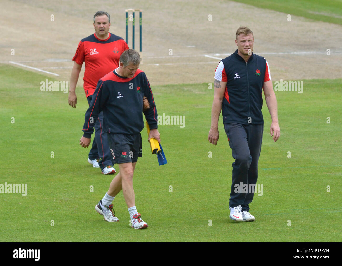 Emitates Old Trafford, Manchester, UK 2 juin 2014 Andrew Flintoff (sur la gauche) quitte le terrain après avoir pratiqué avec l'équipe de cricket du Lancashire avant la deuxième journée de jouer dans le match de championnat contre le comté de Somerset. Flintoff a pris sa retraite il y a cinq ans, mais n'a signé pour le Lancashire Lightning squad à jouer dans la NatWest T20 campagne souffle cet été. Flintoff est l'espoir d'être sélectionné pour le match contre les Vikings du Yorkshire à la maison le vendredi 6 juin..Andrew Flintoff cricket Lancashire Manchester, UK Crédit : John Fryer/Alamy Live News Banque D'Images