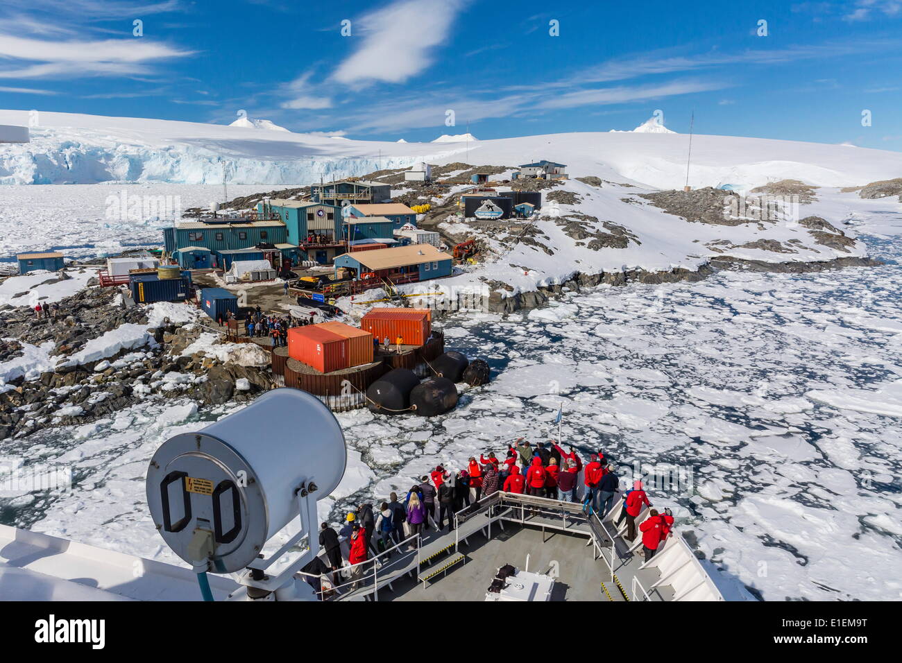L'Expéditions Lindblad navire National Geographic Explorer en approche de la station de recherche à l'US Base Antarctique Palmer, Banque D'Images