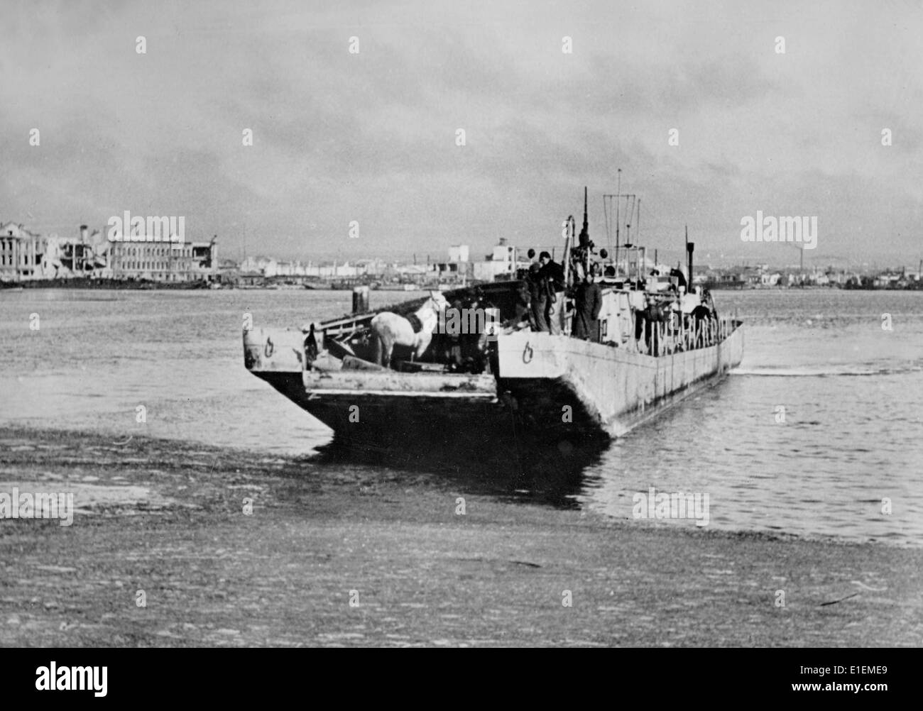 Texte de propagande! Des informations nazies au dos de la photo: "Les Allemands ethniques fuient sous la protection des armes allemandes. Barge de ferry naval avec des terres de réfugiés d'origine allemande. Les persécutés sont enfin libérés de la terreur sous-humaine bolchevique. Photo du Front de l'est, publiée le 17 mars 1943. (Défauts de qualité dus à la copie historique de l'image) Fotoarchiv für Zeitgeschichtee - PAS DE SERVICE DE FIL - Banque D'Images