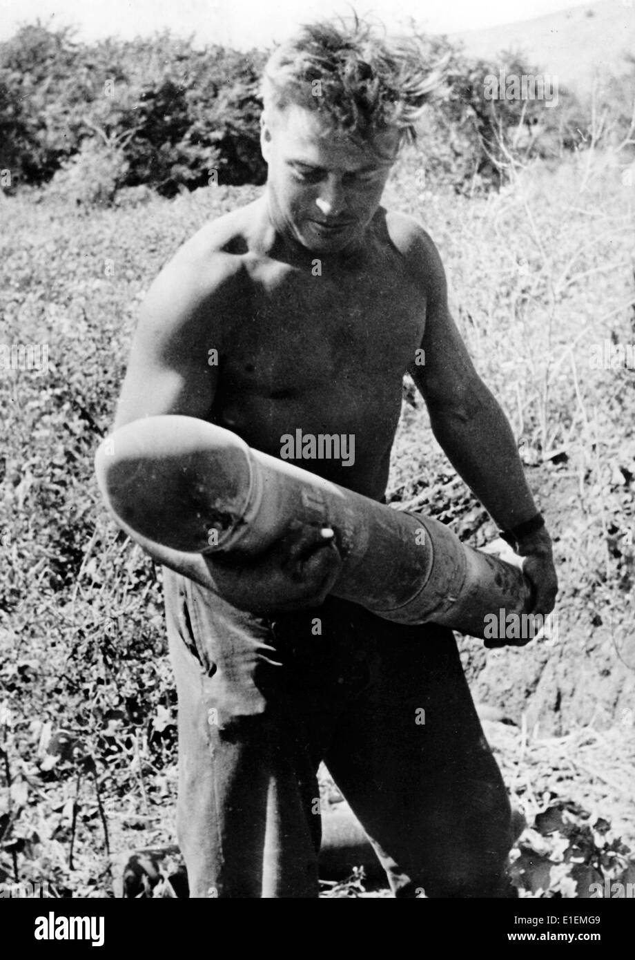 Un soldat de la Wehrmacht allemande porte une carapace pour un Nebelwerfer (mortier de fumée allumé, utilisé pour tirer du gaz, de la fumée et des obus hautement explosifs) pendant les combats sur la rivière Mius en juillet/août 1943. La bataille de Donets-Mius était une opération militaire soviétique sur le front germano-soviétique pendant la Seconde Guerre mondiale. Des combats violents ont eu lieu entre l'Armée rouge et la Wehrmacht entre juillet et août 1943 le long de la rivière Seversky Donets et de la rivière Mius. Fotoarchiv für Zeitgeschichtee -NO WIRE SERVICE- Banque D'Images