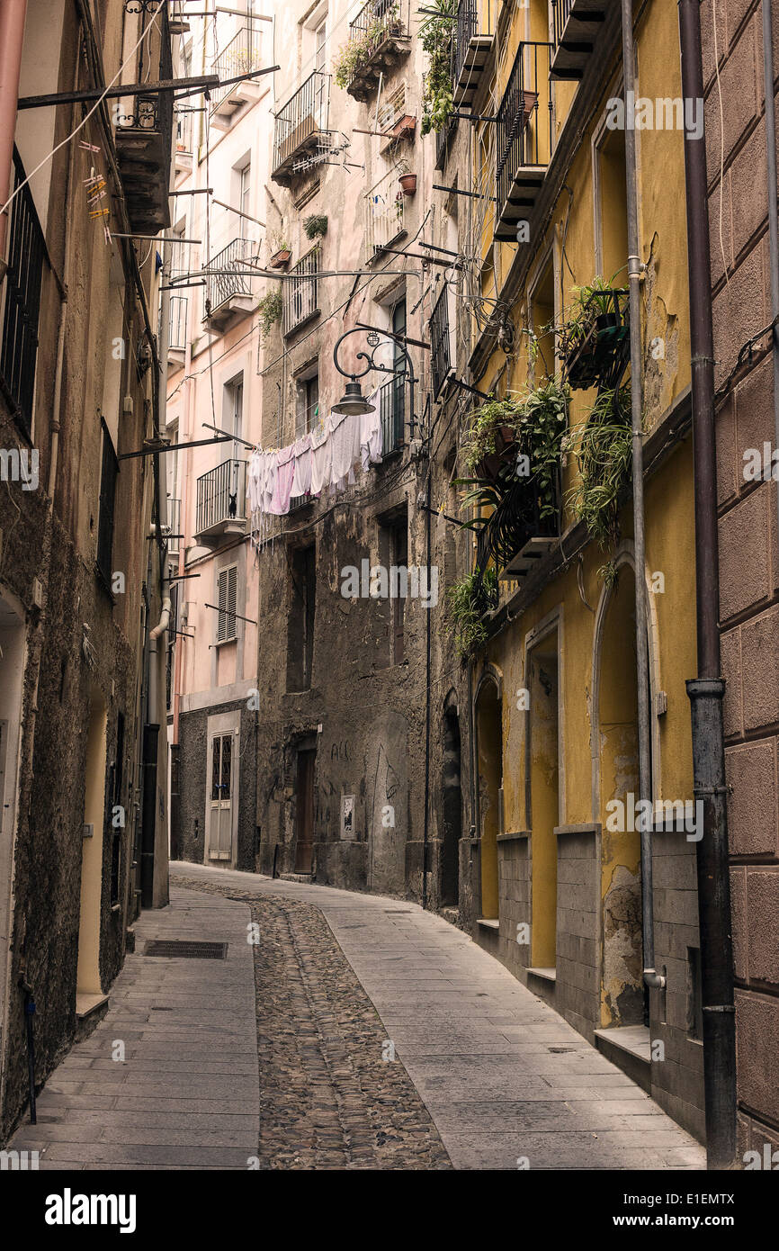 Rue étroite dans le centre-ville de Cagliari, Sardaigne, Italie, Europe Banque D'Images