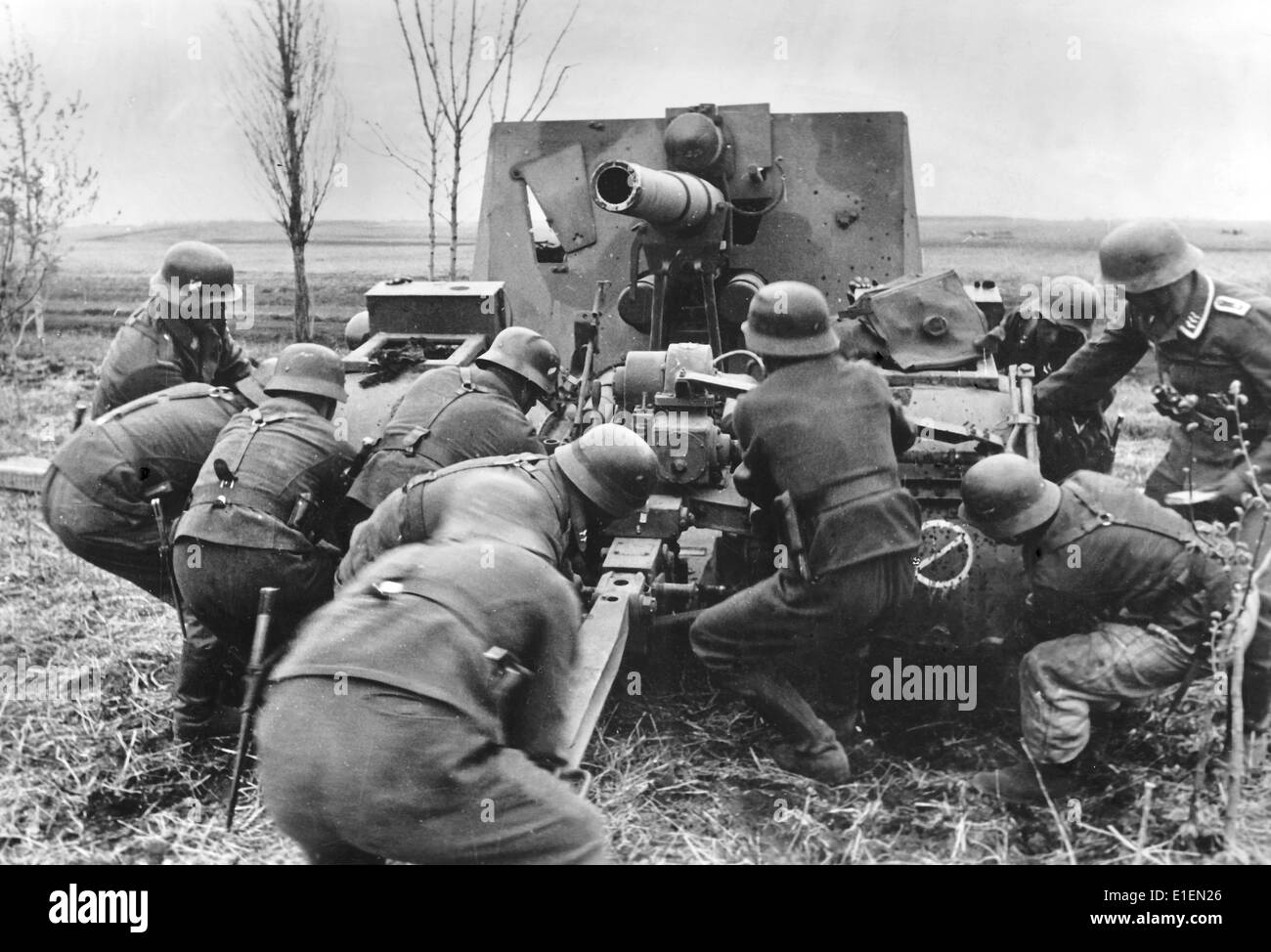 Texte de propagande ! De Nazi nouvelles rapports sur le dos de l'image : 'la bataille de lourds de Kharkov. La bataille de Kharkov ont pris un tournant décisif après le début de l'offensive de Timoshenko. Une contre-attaque rapide que l'éclair encerclé la majorité des trois armées soviétiques, parmi eux des unités de réservoir. - Notre photo de la bataille de Kharkov montre un canon d'artillerie allemande, qui était unlimbered et mis en place dans seulement quelques minutes pour repousser l'attaque de l'Union soviétique." Photo prises sur le front de l'est le 26 mai 1942. (Défauts de qualité due à l'historique photo copie) Photo : Berliner Ver Banque D'Images