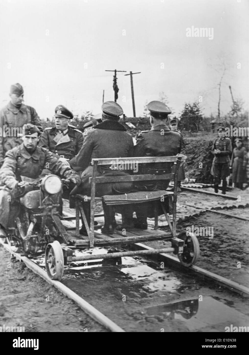 Texte de propagande! De l'information nazie sur le dos de la photo: 'Avec la draisine à l'avant. Les chemins et les routes, qui, surtout par mauvais temps, sont impraticables dans de nombreux cas, ont fait de la draisine un moyen de transport fréquemment utilisé. Même le commandant en chef d'un groupe d'armée, le maréchal Kuechler, utilise un tel véhicule pour ses inspections du front. Photo prise sur le front de l'est le 10 juin 1943. (Défauts de qualité dus à la copie historique de l'image) Fotoarchiv für Zeitgeschichtee - PAS DE SERVICE DE FIL - Banque D'Images