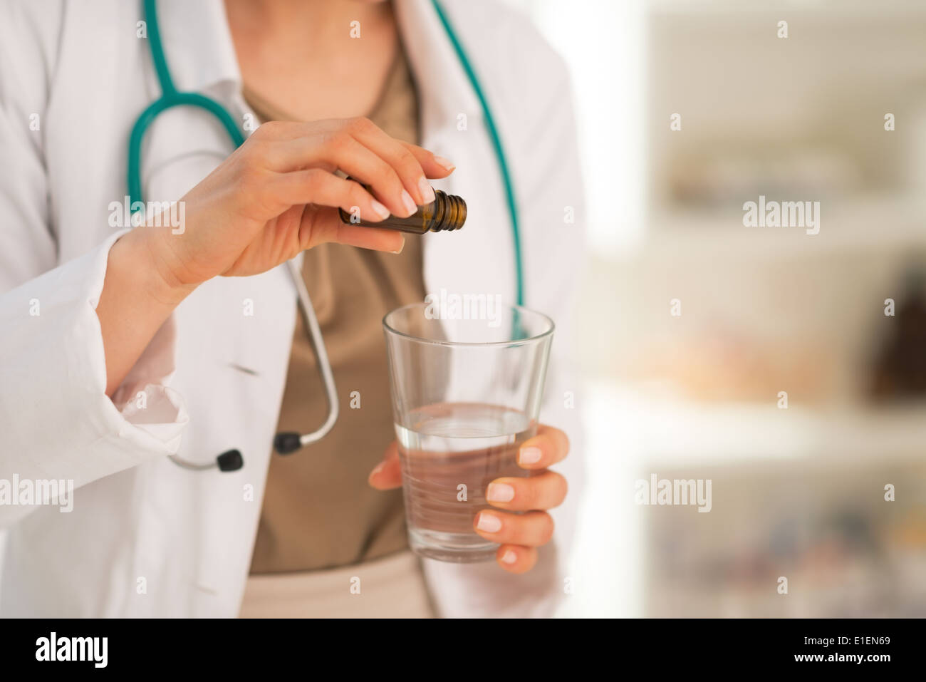 Gros plan sur femme médecin calmant dans du verre Banque D'Images