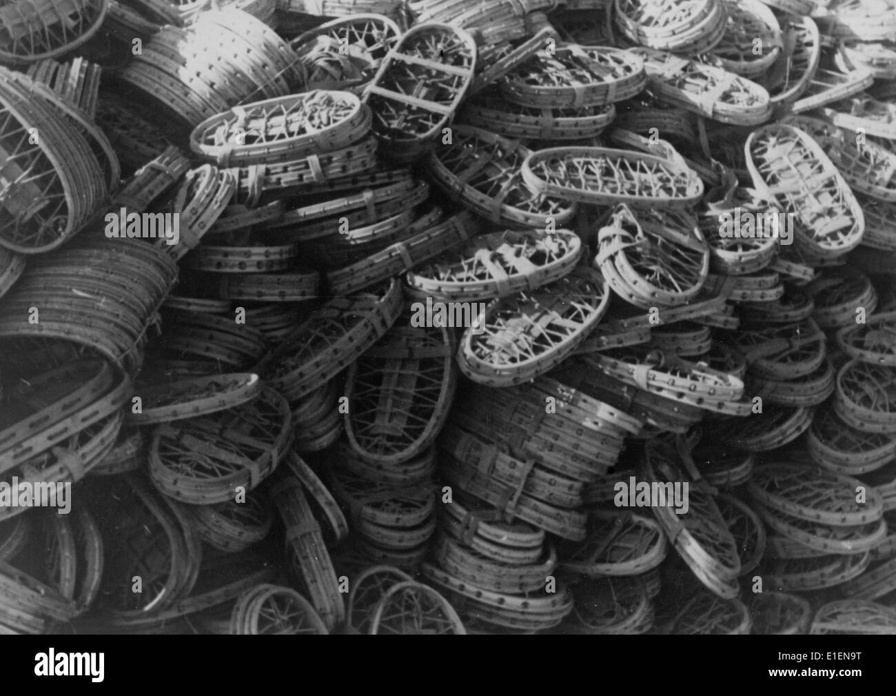 Chaussures de neige pour les soldats au Front de l'est en novembre 1943. Le texte original d'un reportage nazi écrit au dos de l'image est "préparé pour l'hiver prochain. Un tas de pneus d'hiver sont prêts à être distribués aux soldats sur le front de l'est dans les prochaines semaines. Les sont fixés sur des bottes, empêchent de s'enfoncer dans la neige et facilitent l'avance. » Fotoarchiv für Zeitgeschichtee - PAS DE SERVICE DE FIL Banque D'Images