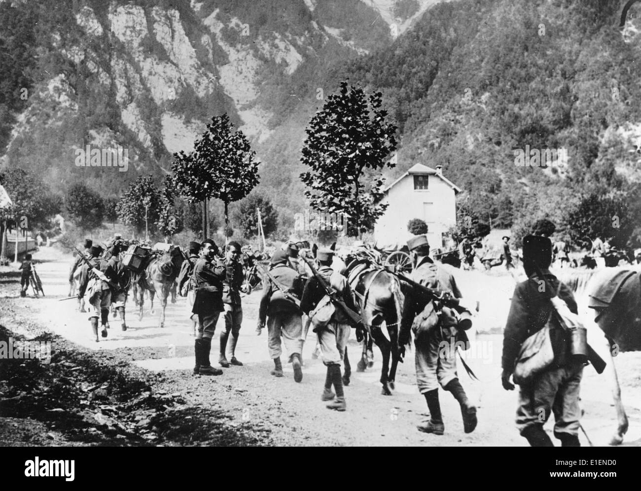 Le tableau de la propagande nazie montre des chasseurs français alpin qui marchent dans le village alpin du Bourg-d'Oisans en août 1938. Fotoarchiv für Zeitgeschichtee - PAS DE SERVICE DE FIL Banque D'Images